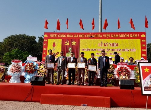 nhận bằng khen